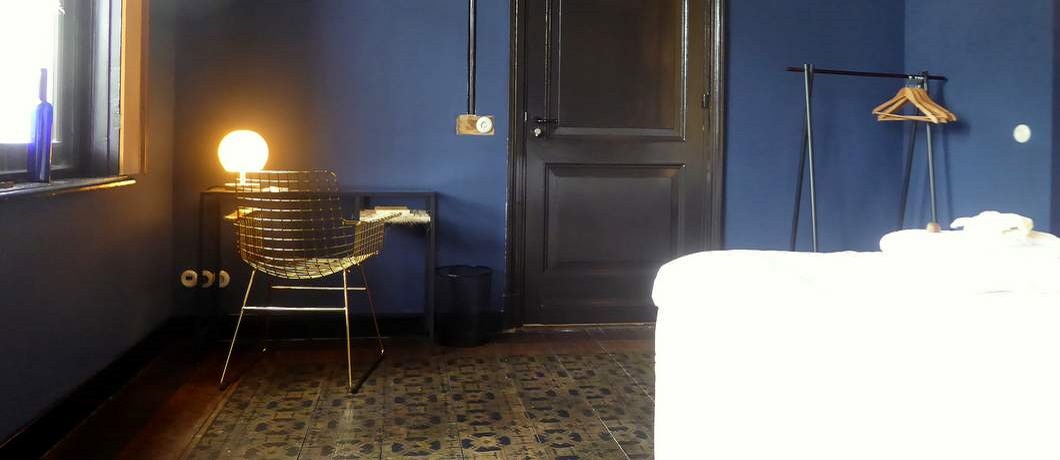 Originele vloeren en deuren met hippe meubels bij boutique hotel Lytel Blue