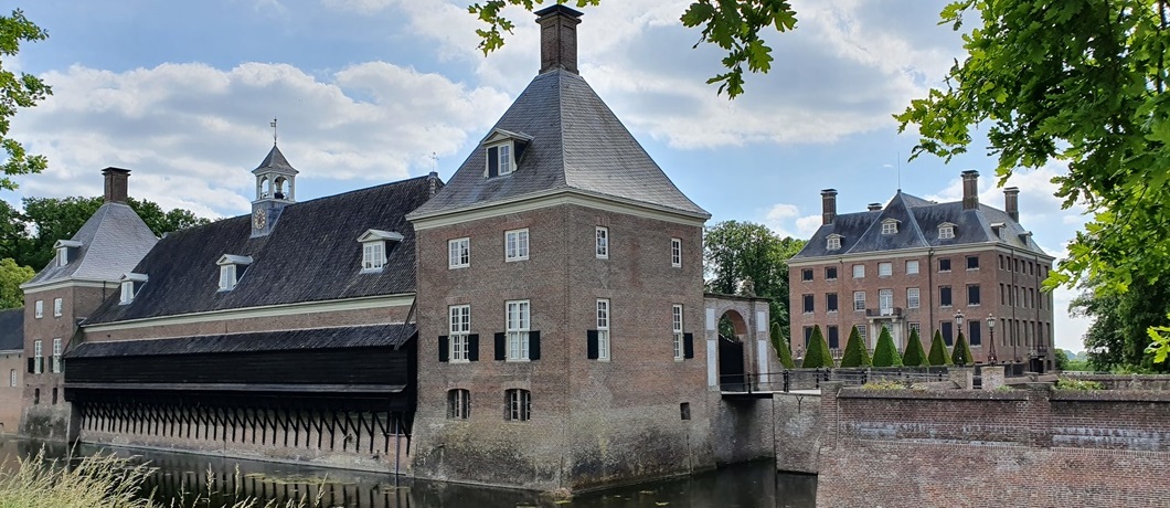 Het 17e-eeuwse kasteel Amerongen s samen met het inventaris en de tuin nog intact, onderweg tijdens de wandeling rond Amerongen