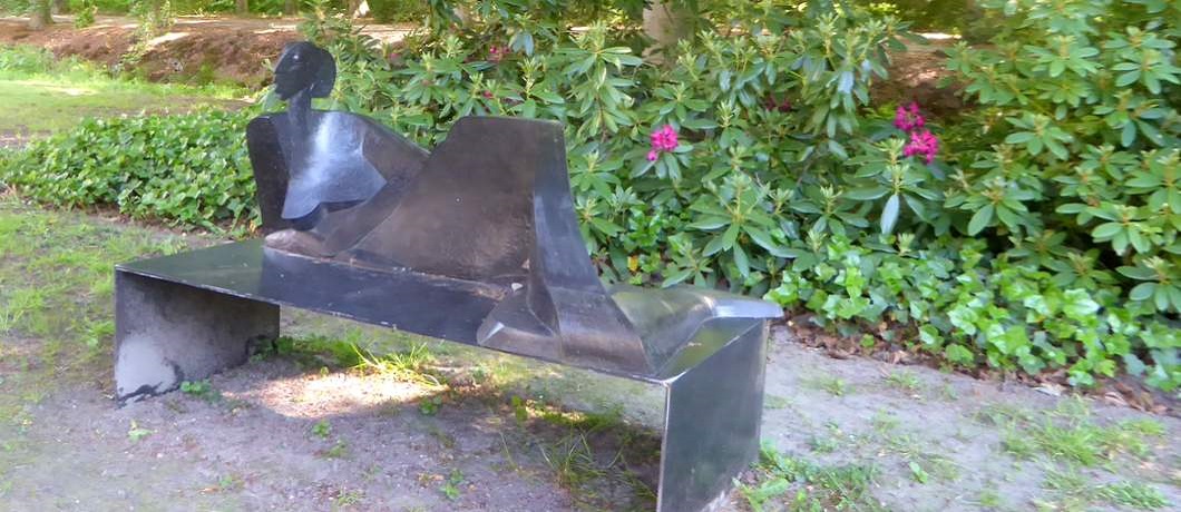 Liggende vrouw annex bankje in beeldenpark De Havixhorst