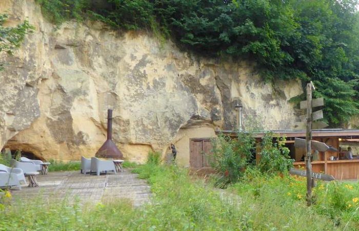 Bovenop het plateau loungen in de mergelgroeve van landgoed Heerdeberg