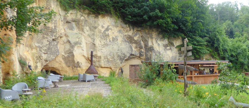 Bovenop het plateau loungen in de mergelgroeve van landgoed Heerdeberg