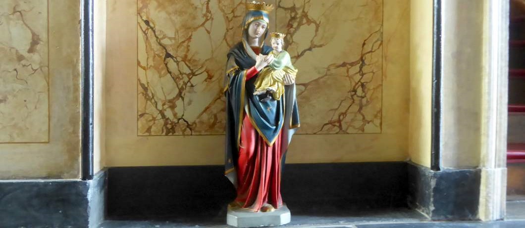 Mariabeeld op zolder gevonden nu in de gang van boutique hotel Lytel Blue