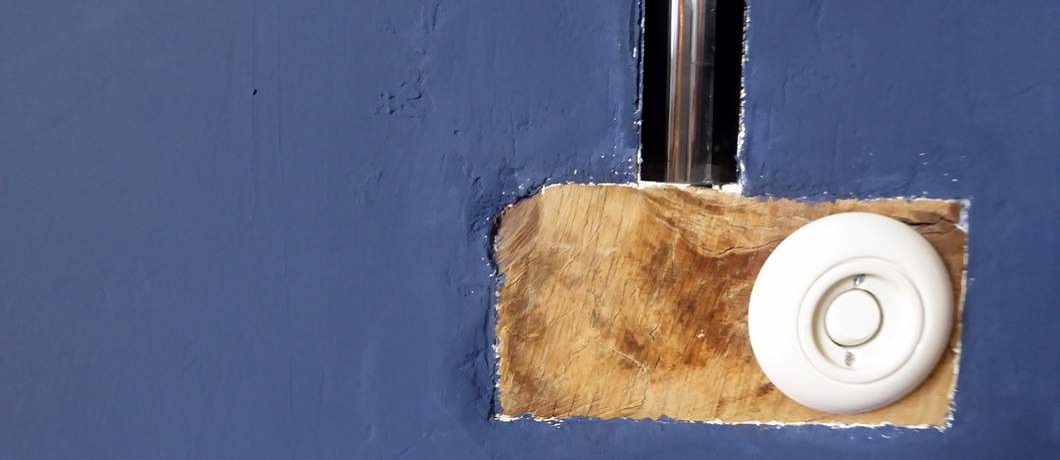 Porseleinen schakelaar en stroomdraad in een glazen buis in de plasticvrije kamer van boutique hotel Lytel Blue