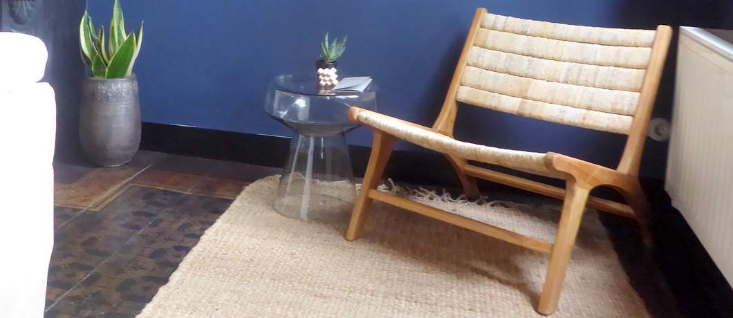 Een plaatje deze stoel met bijzettafel bij boutique hotel Lytel Blue