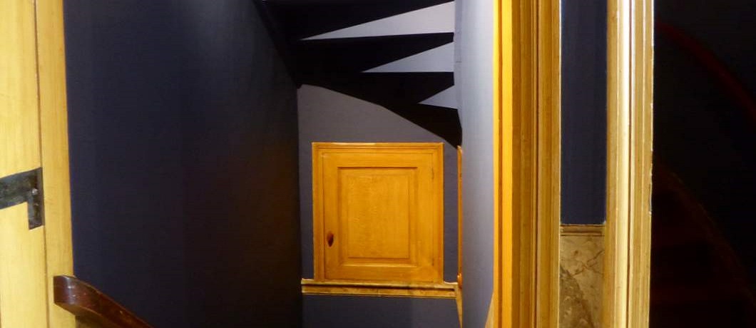 Trappenhuis met verborgen deurtje bij Mariabeeld op zolder gevonden nu in de gang van boutique hotel Lytel Blue