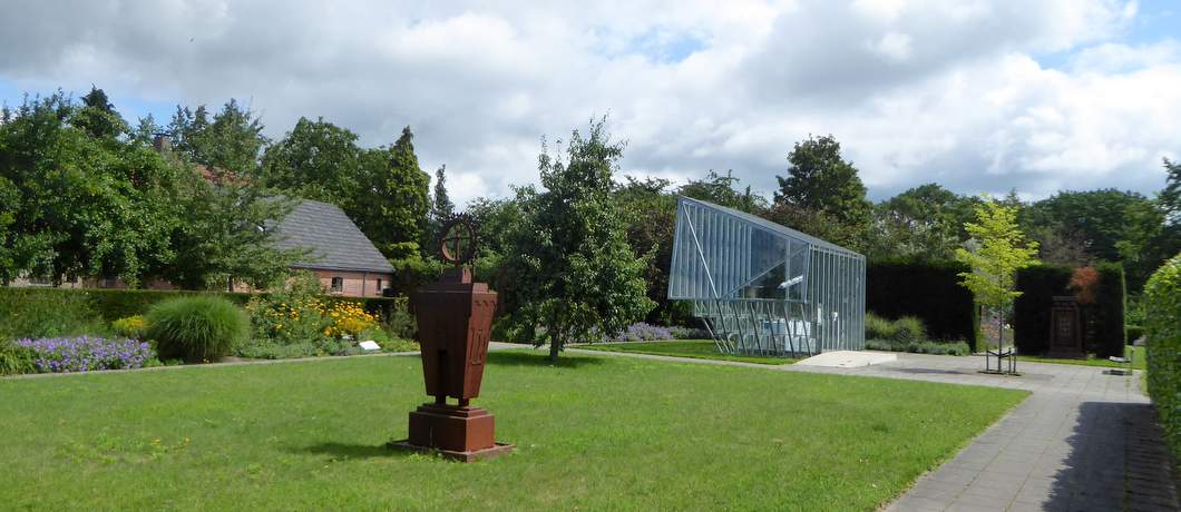 Bloementuin met Glazen Paviljoen van Gabriel Lester, onderdeel van de Rietveldwandelroute in Bergeijk