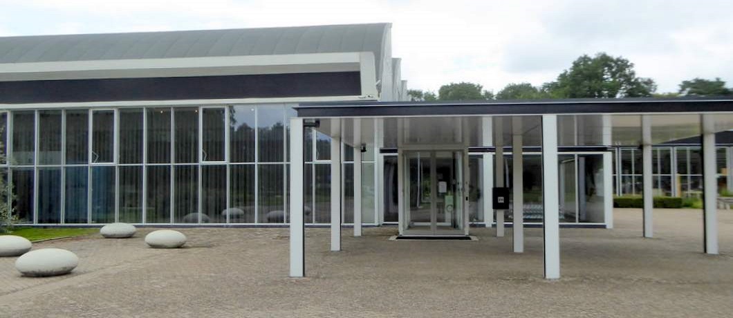 De lage luifel van de entree van Weverij De Ploeg, onderdeel van de Rietveldwandelroute in Bergeijk