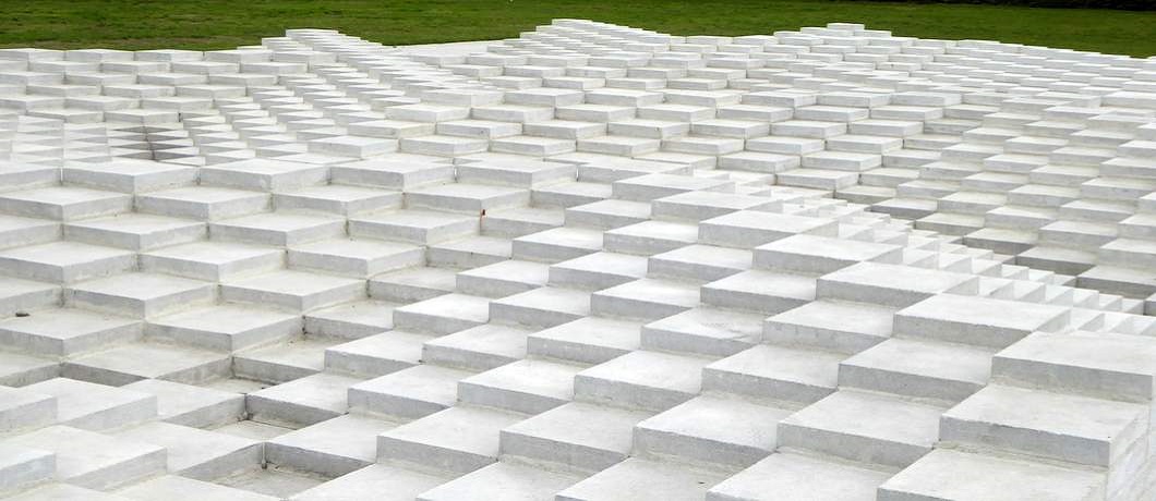 Tegelreliëf van Ad Dekkers in het Mien Ruys Park, onderdeel van de Rietveldwandelroute in Bergeijk