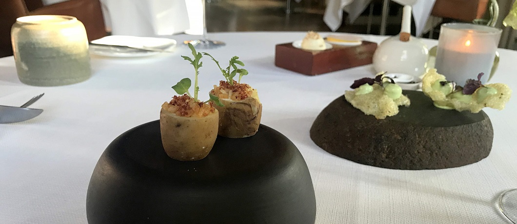 Amuses worden opgediend op mooie stenen bij restaurant Vandeijck