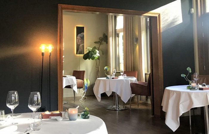 Kamer en suite met Het meisje met de parel in restaurant Vandeijck