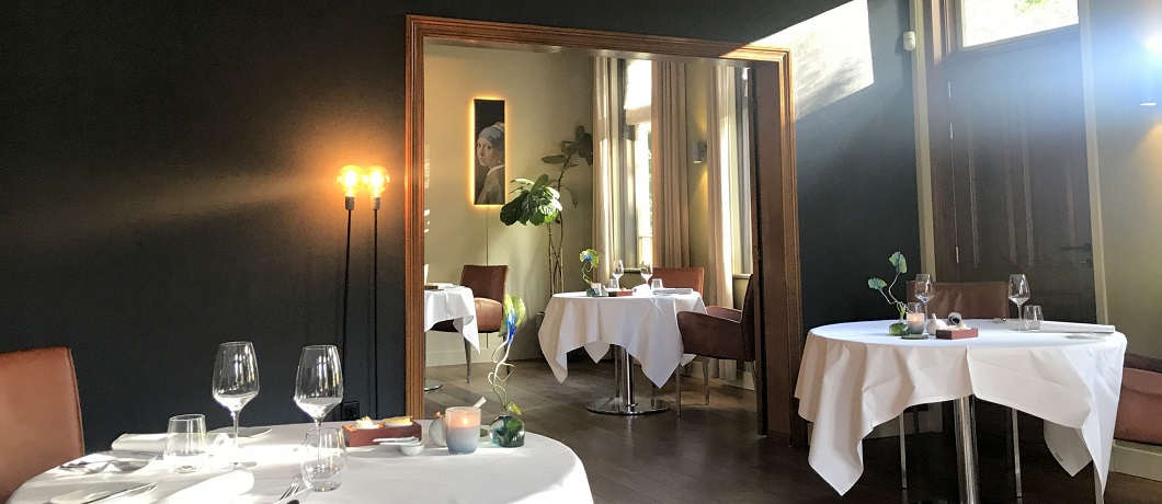 Kamer en suite met Het meisje met de parel in restaurant Vandeijck