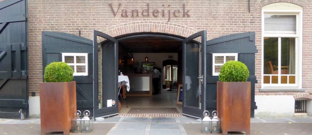 Gevel van Gezellig ingerichte ruimtes restaurant Vandeijck is duidelijk een oude boerderij