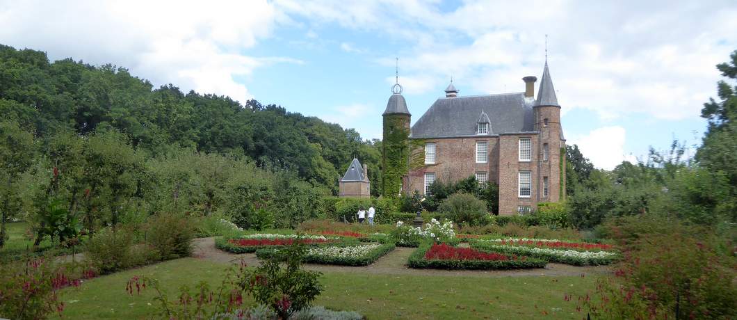 De historische tuin van Slot Zuylen met bloemen in symmetrische perken
