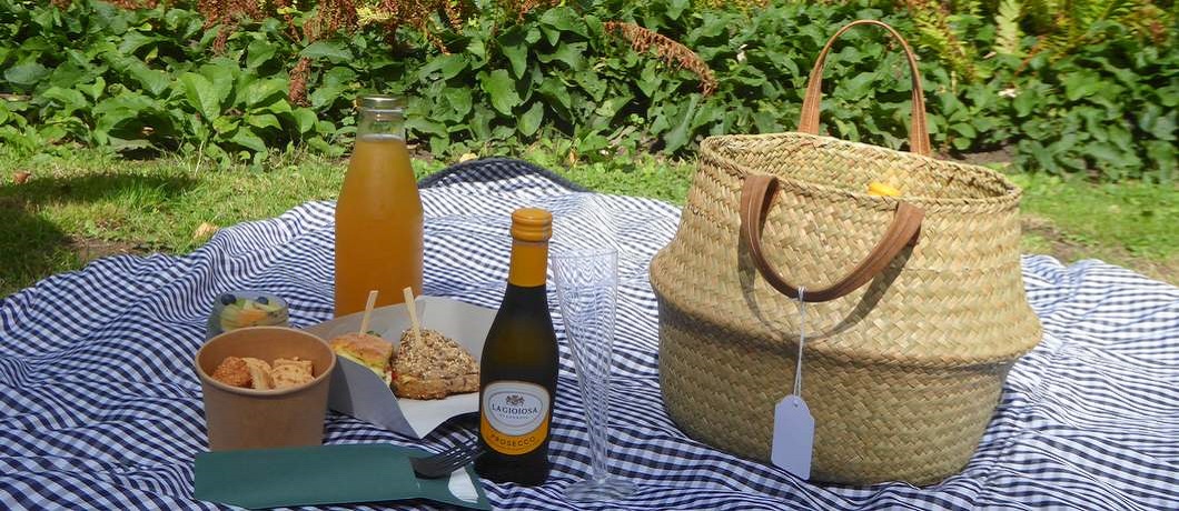 Een goed gevulde picknickmand van het museumcafé van Slot Zuylen