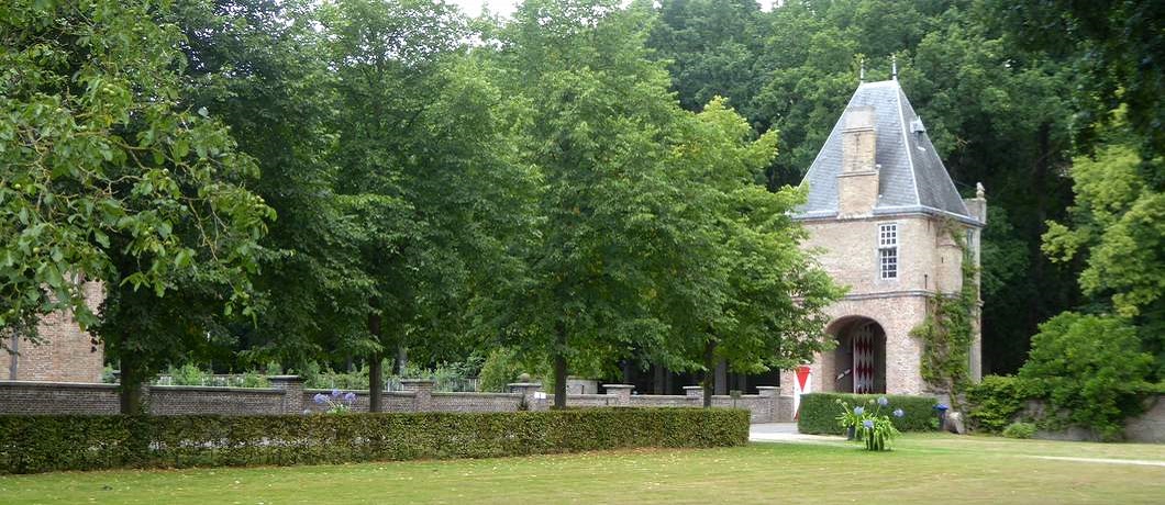 Het middeleeuwse poortgebouw van Slot Zuylen met rood-wit geblokte deur
