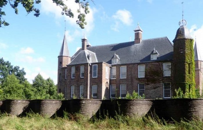 De kronkelende slangenmuur en kasteel Slot Zuylen