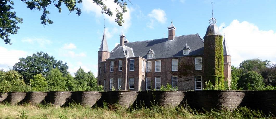 De kronkelende slangenmuur en kasteel Slot Zuylen