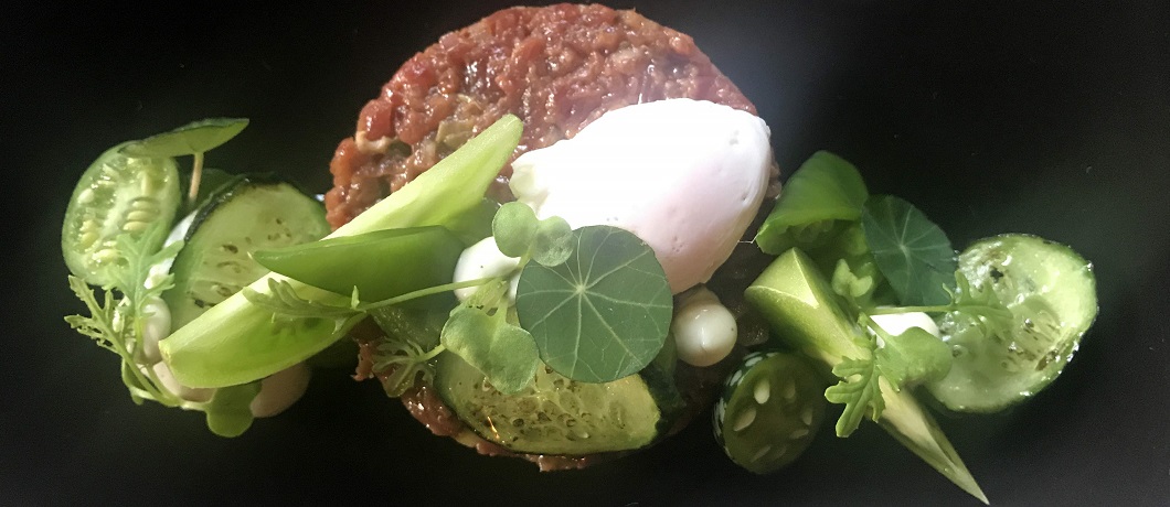 Amuse van tartaar met sorbetijs van augurk bij restaurant Vandeijck