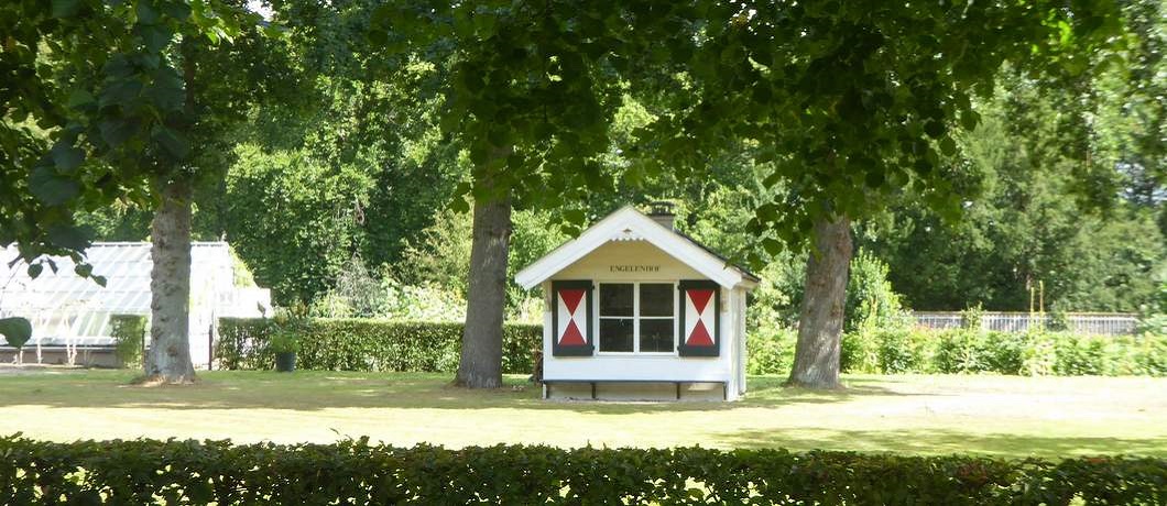 Een tuinhuisje van Slot Zuylen met op de achtergrond de kas en moestuin