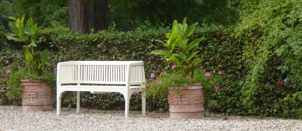 Zomaar een wit klassiek tuinbankje in de tuin van Slot Zuylen