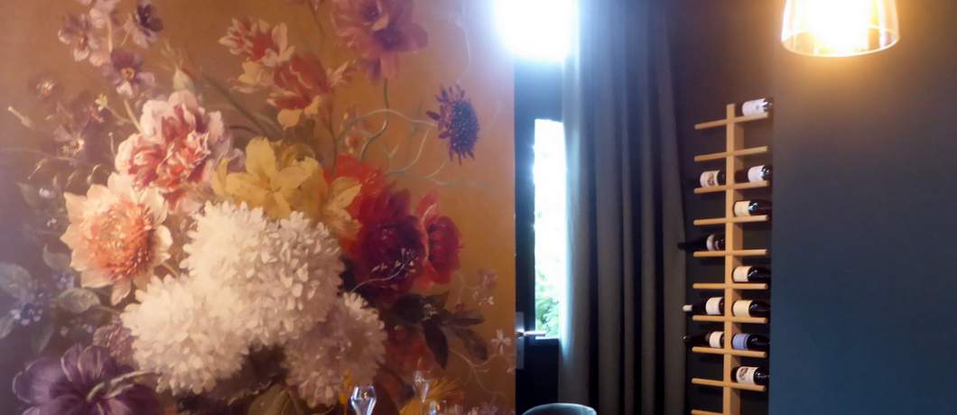 Fleurige reproductie van een bloemenschilderij in restaurant Tante Blanche