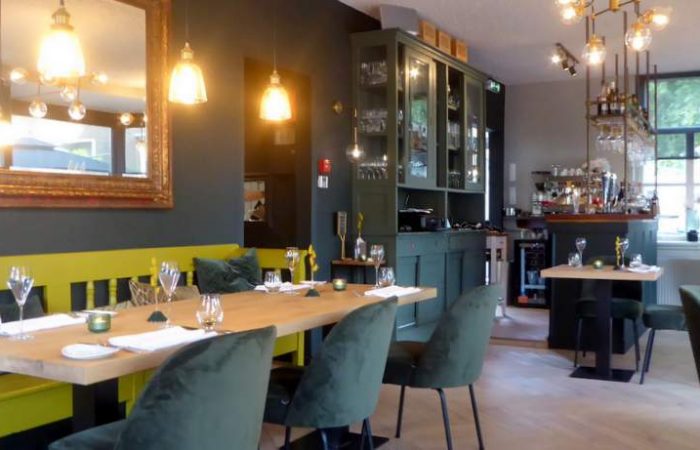 Ongedwongen sfeer binnen bij restaurant Tante Blanche in Brummen