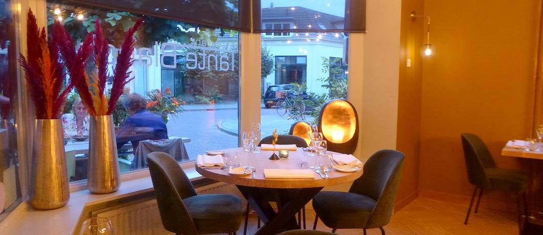 Zicht op het terras van restaurant Tante Blanche