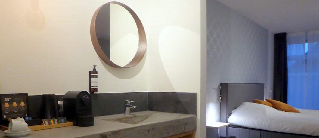 Mijn kamer met betonnen wastafel in hotel De Heerlyckheid in Bredevoort