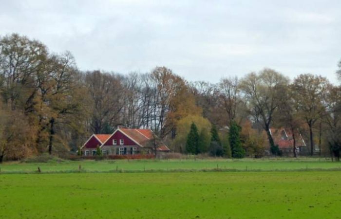 Ossenbloedrode gevels van de boerderijen tijdens de Trage Tocht Winterswijk Ratum