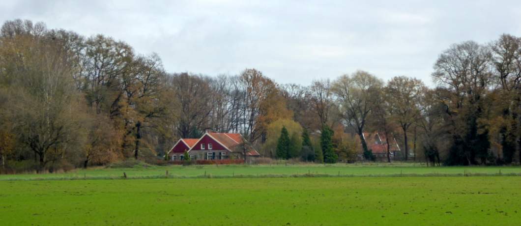 Ossenbloedrode gevels van de boerderijen tijdens de Trage Tocht Winterswijk Ratum