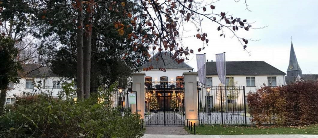 Vanuit het park kijken naar hotel De Heerlyckheid