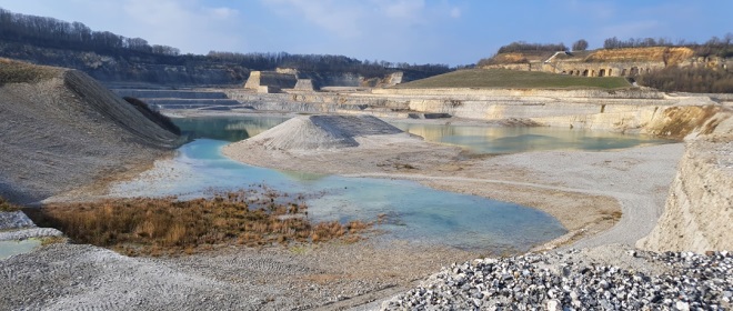 De Dutch Mountain Trail gaat dwars door de voormalige ENCI-mergelgroeve, nu in beheer van Natuurmonumenten