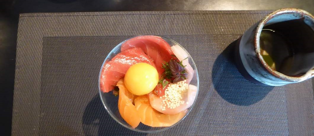 Heel bijzonder, een bevroren ei met sashimi bij Japans restaurant Hokkai Kitchen in IJmuiden