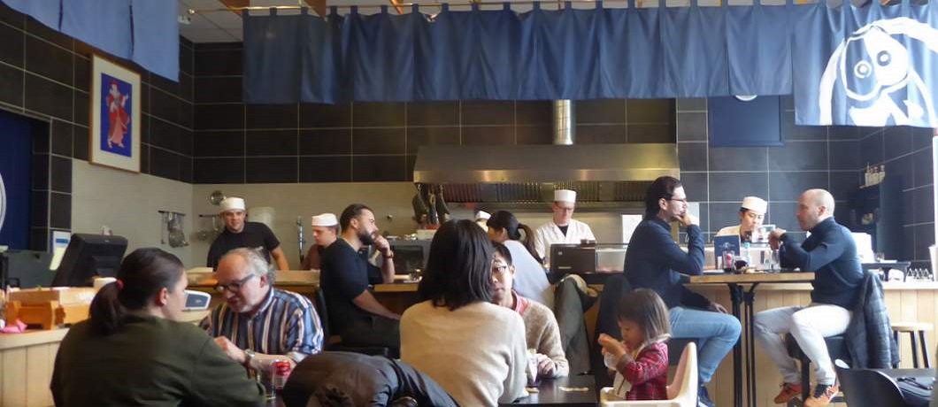 Binnen bij Japans restaurant Hokkai Kitchen in IJmuiden