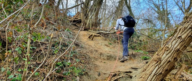 Voor het echte berggevoel trek je jezelf aan het touw omhoog over de gladde mergel. Wil je dit niet, dan kun je dit eenvoudig omzeilen door het slingerpad naar de top van d’n Observant te nemen