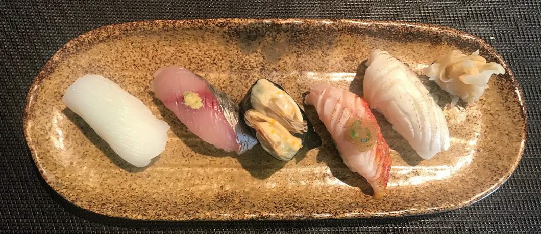 Verschillde nigiri, sushi bij Japans restaurant Hokkai Kitchen in IJmuiden