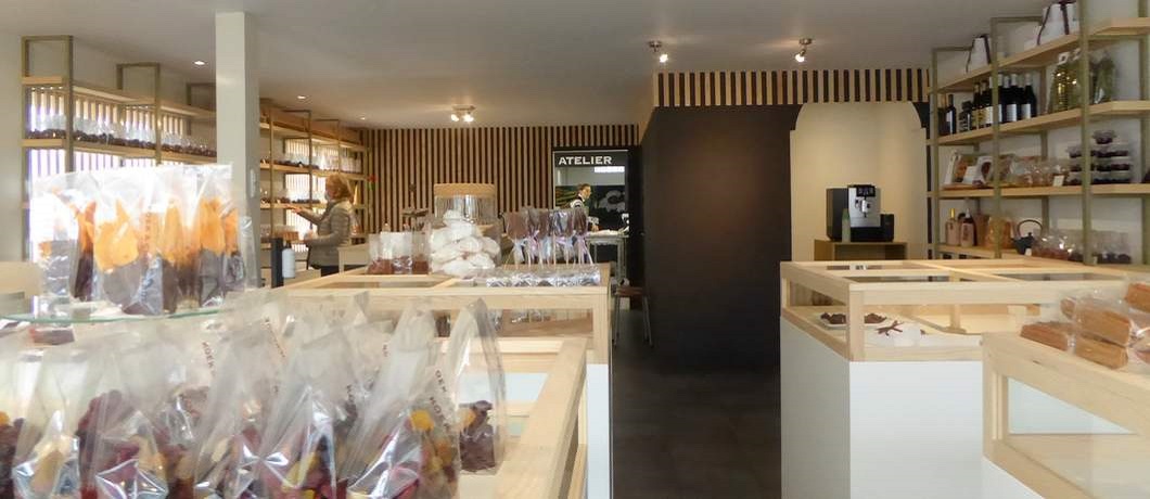 Winkel Koek en Chocolade in Laren heeft de kleuren van koek en chocolade. Licht- en donkerbruin, kleurlagen die elkaar afwisselen