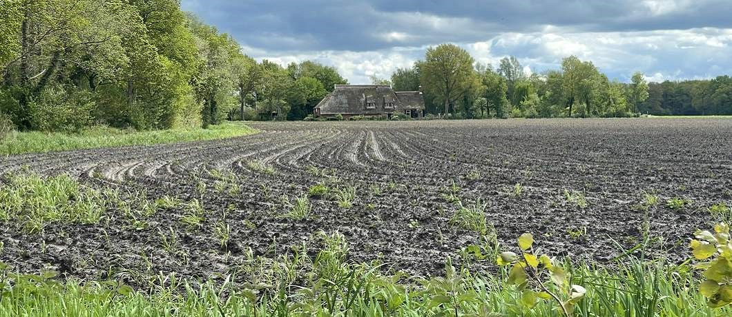 Omgeploegde akker onderweg tijdens het wandelen rond Roden