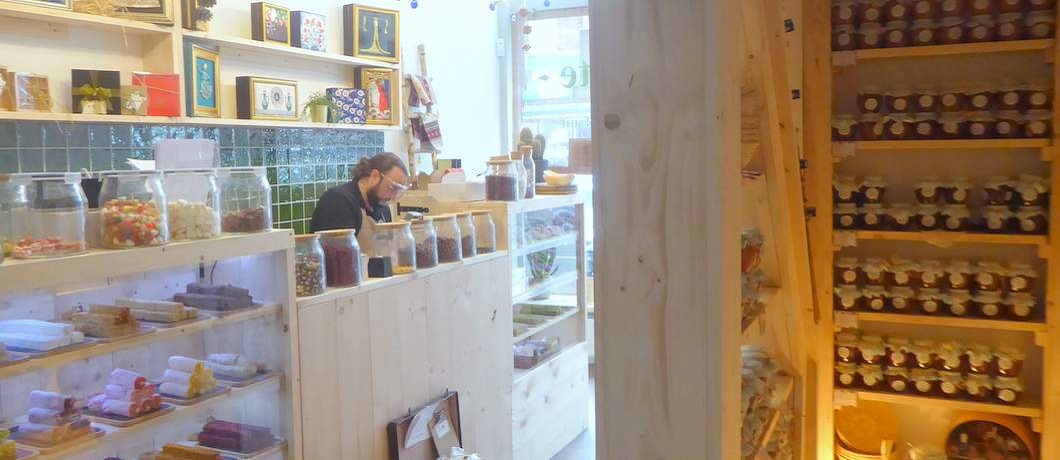 Balie met Turks fruit bij de Zoetterette in Rotterdam