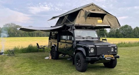 Een Land Rover Defender huren en overnachten in een daktent