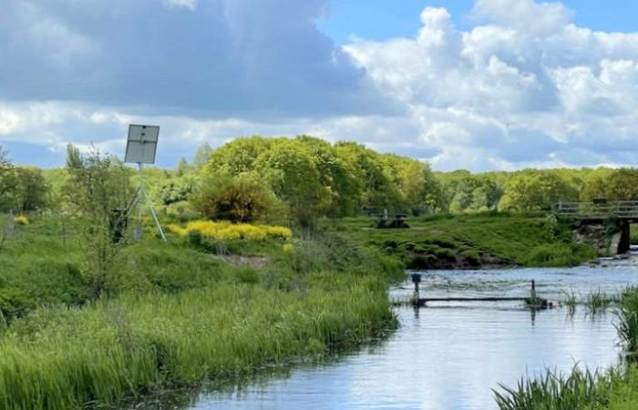 Beken en vistrappen tijdens het wandelen rond Roden