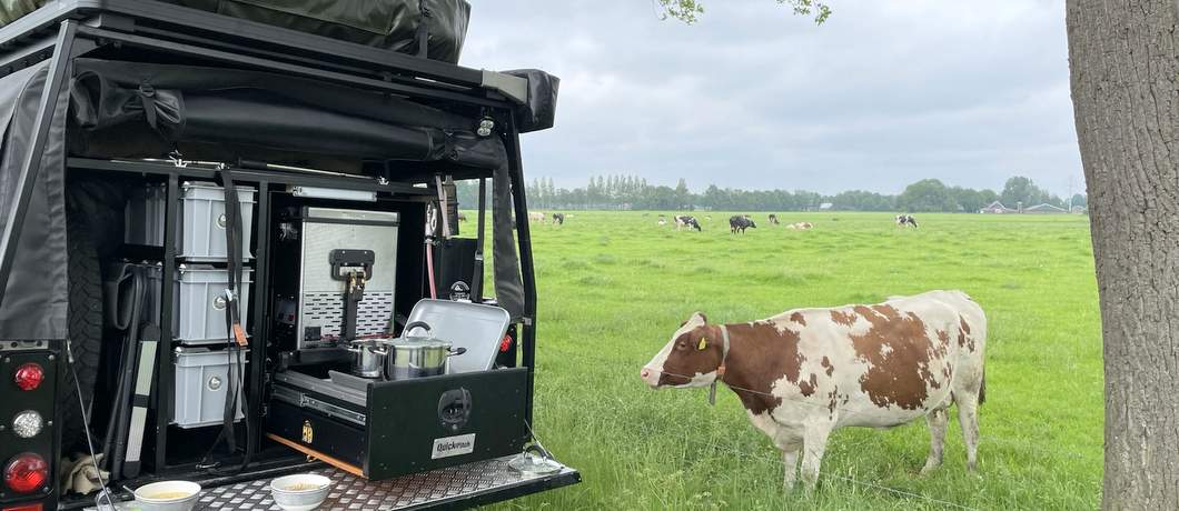 Buitenkeuken met koel- en vrieskist in de gehuurde Land Rover Defender