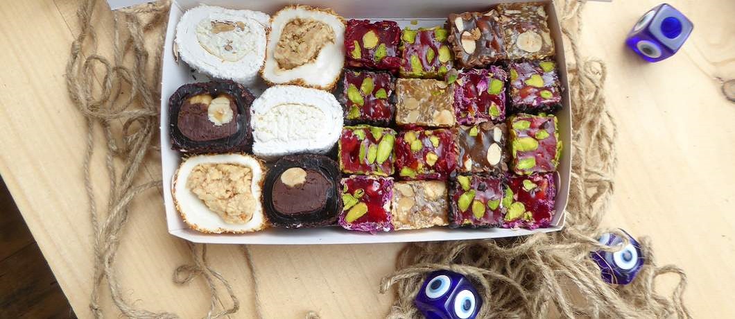 Een doos met Turks fruit van de Zoetterette in Rotterdam