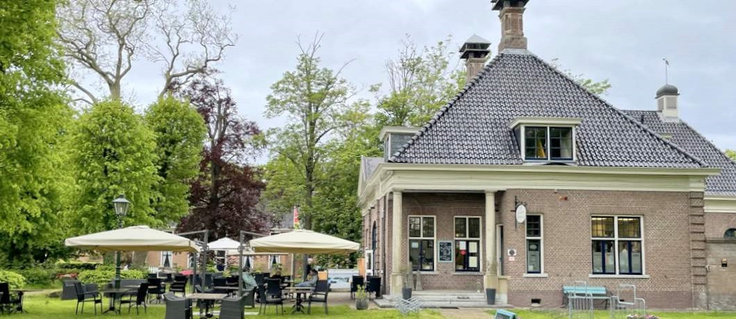 Het terras van de brasserie in het koetshuis van havezate Mensinge in Roden