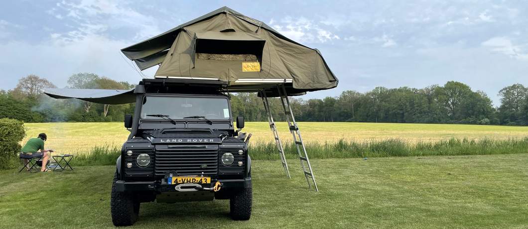 Land Rover Defender huren met twee daktenten en barbecue