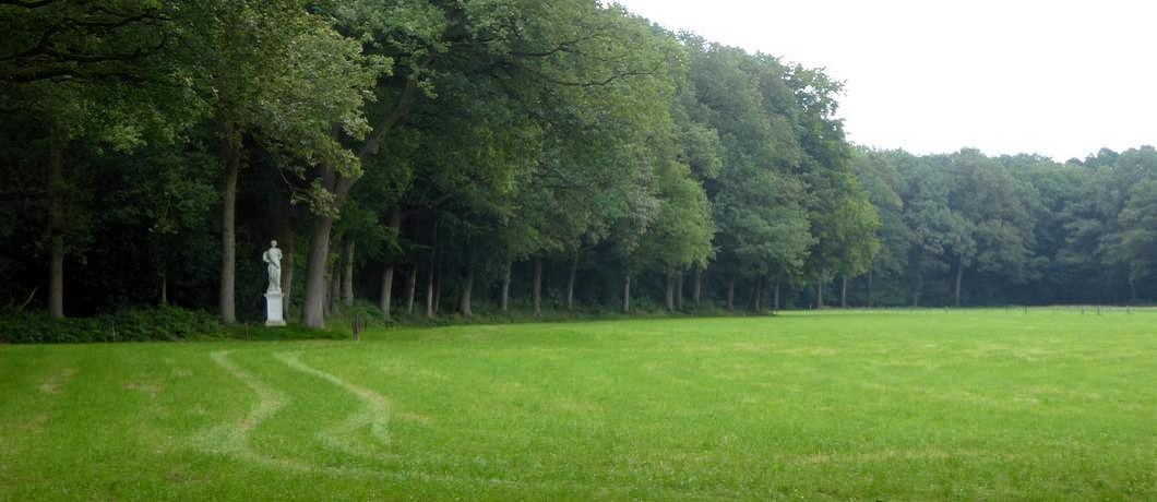 Beeld van godin Diana op landgoed Boerskotten tijdens de fietsroute Stiltegebieden in Twente