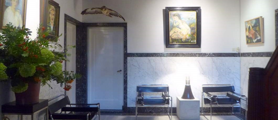 De hal met marmeren vloer en lambrisering van B&B Villa Boskamp