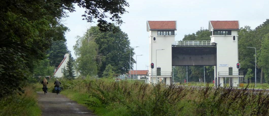 Het sluizencomplex De Waarbeek, een rijksmonument onderweg tijdens de wandeling Twekkelo Kristalbad