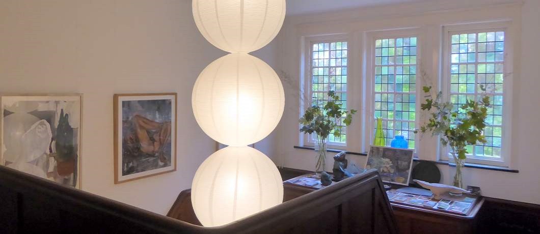 Het grote trappenhuis met schilderijen van B&B Villa Boskamp