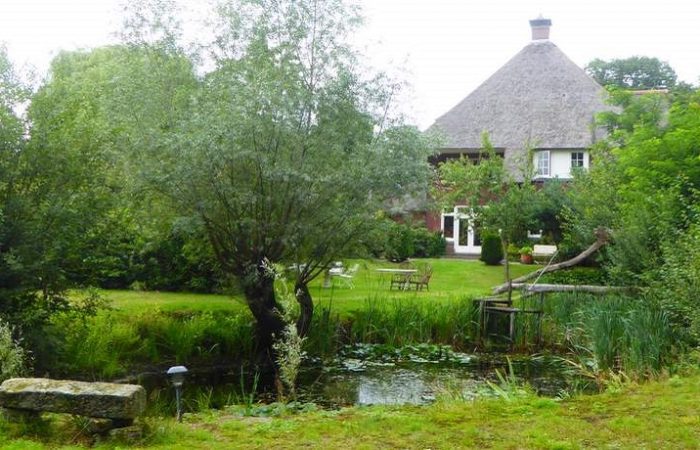 De enorme tuin met vijver van B&B Villa Boskamp bij Enschede